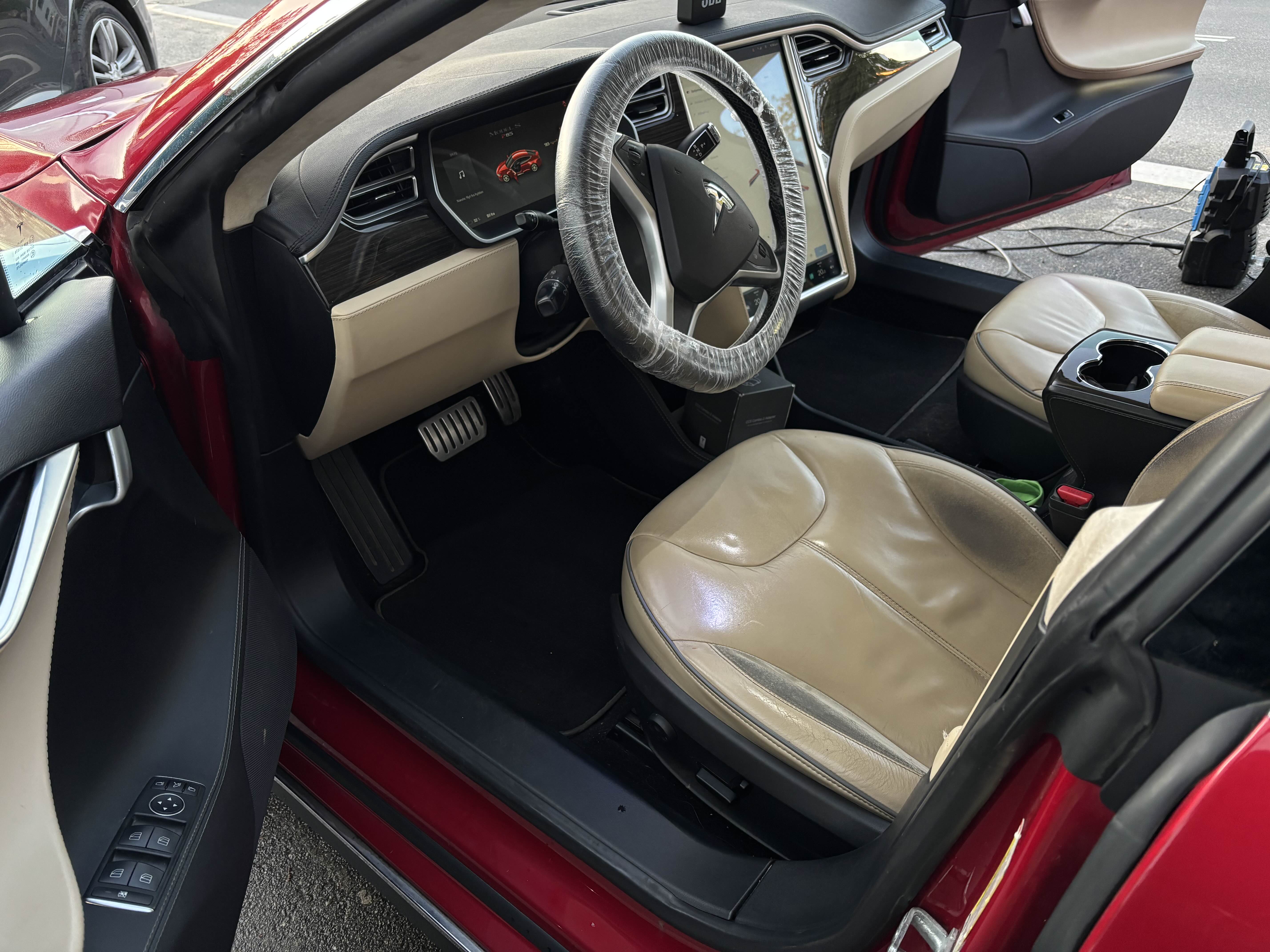 rød tesla interiør