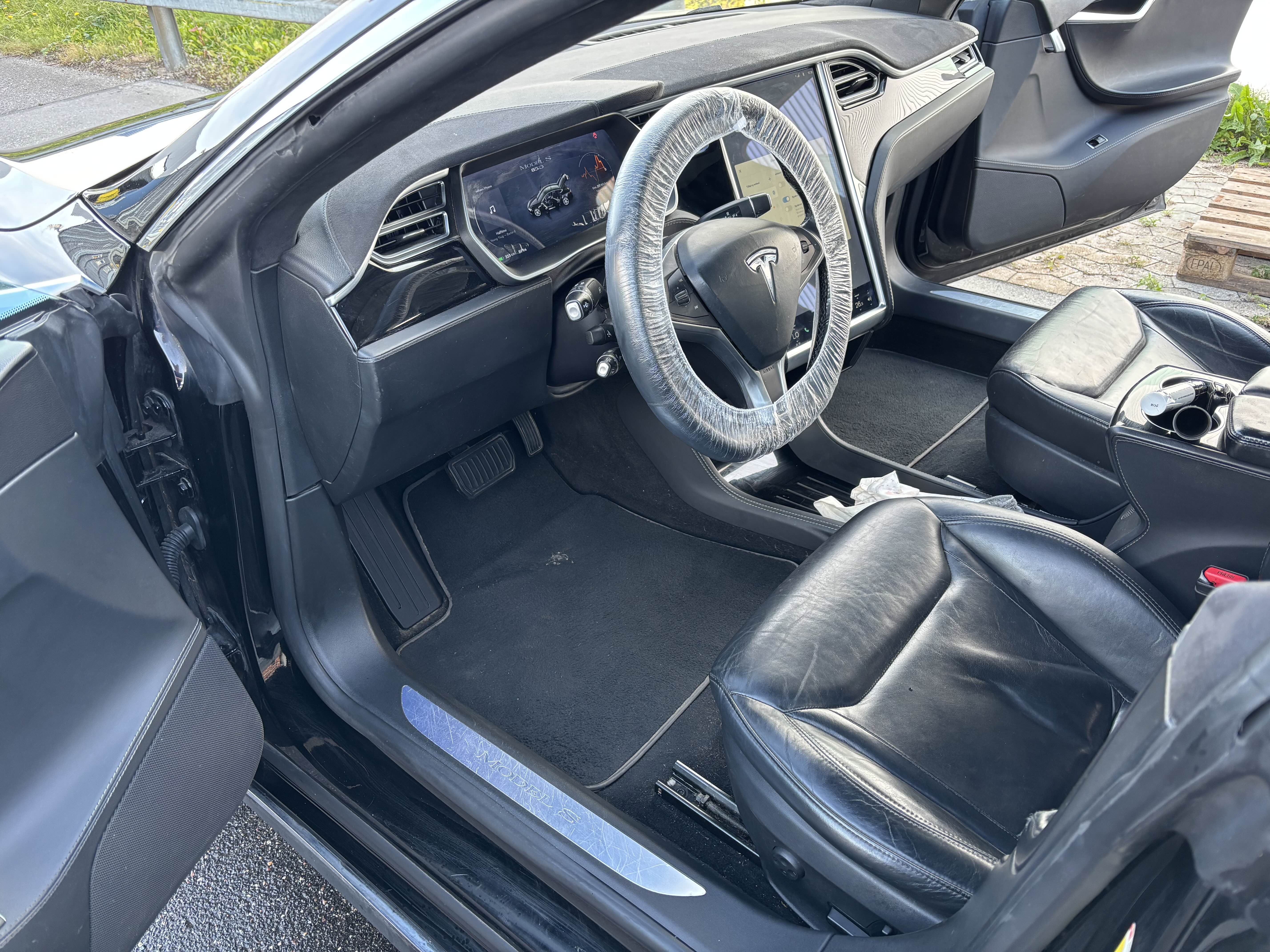 sort tesla interiør